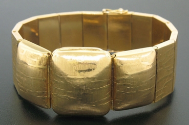 RARE Vintage OMEGA Heavy 18K Solid Gold Concealed Hand Engraved Bracelet Watch