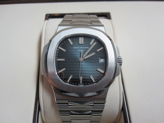 Patek Philippe Nautilus 5711/1A 001 with box and papers Pre-owned