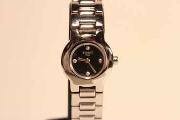 SWISS BEAUTIFUL SMALL LADIES ALL STEEL QUARTZ WATCH"TISSOT"1853/BLACK DIAL